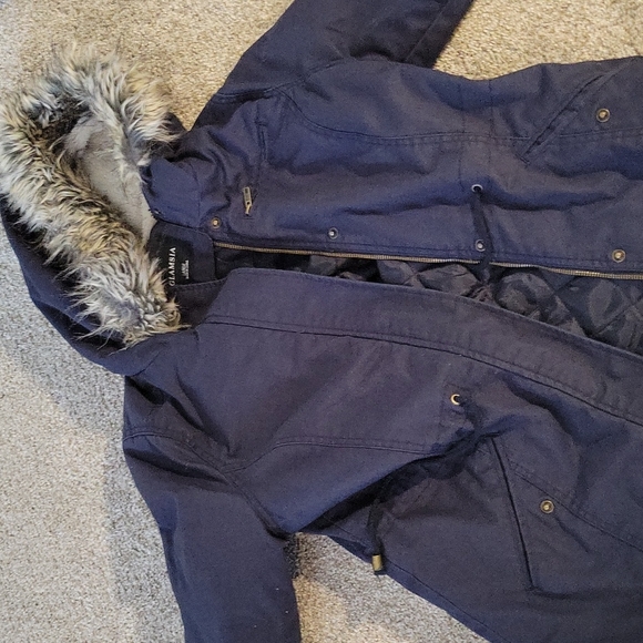 Women's Large, nvy blue coat with furry hood. Gently worn. No stains, or tears. - Picture 2 of 3